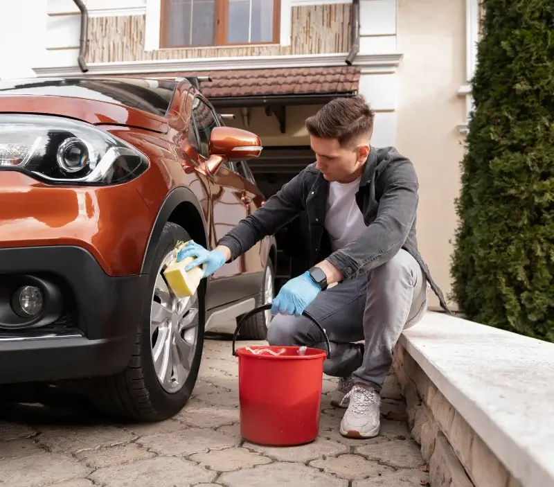 Lavage auto à domicile Tourouvre au Perche : professionnel intervenant sur un véhicule